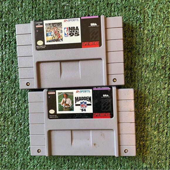 Lot of 2 Super Nintendo Video Games Vintage - Madden 94 & NBA Live 95 - Picture 1 of 3